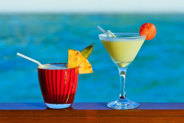 Fruit cocktail on Maldives beach — Stock Photo, Image