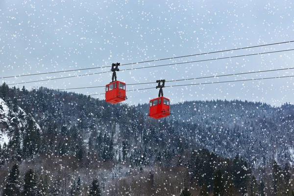Kabelbaan op bergen ski resort st. gilgen - Oostenrijk — Stockfoto