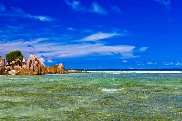 Tropisch strand op de Seychellen — Stockfoto