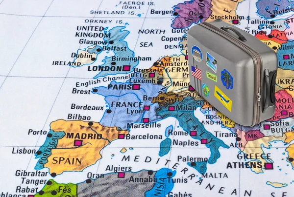 Карта Европы и чехол для путешествий с наклейками (мои фотографии ) — стоковое фото