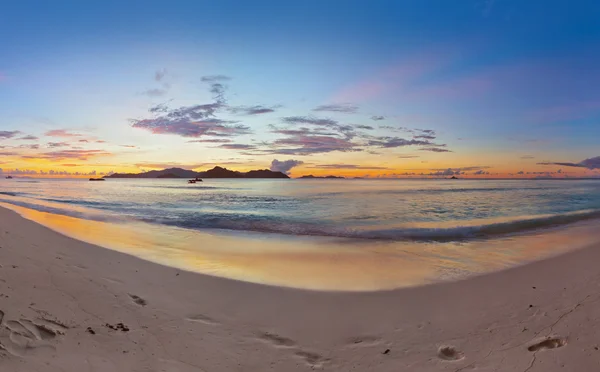 Sunset on tropical beach - Seychelles — Stock Photo, Image