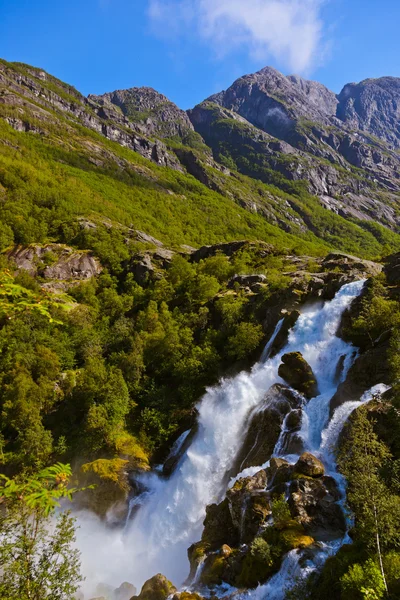 Cascada cerca del glaciar Briksdal - Noruega — Foto de Stock