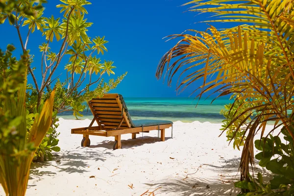 Ligstoelen op Maldiven strand — Stockfoto
