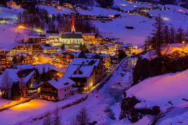 dağlarda Kayak Merkezi Sölden Avusturya - gün batımı
