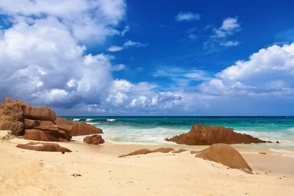 Praia tropical nas seicheles — Fotografia de Stock