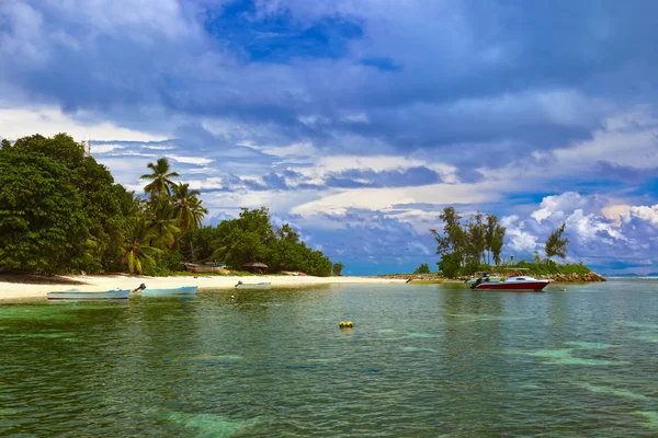 Tropical island at Seychelles and boats — Stock Photo, Image