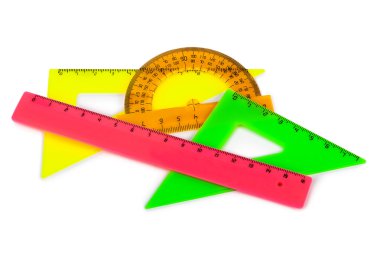 Beyaz arka plan üzerinde izole çok renkli cetveller