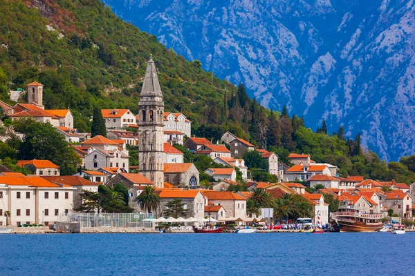 Pueblo Perast en la costa de la bahía de Boka Kotor - Montenegro — Foto de Stock