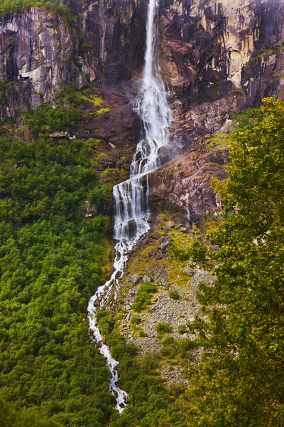 瀑布附近 briksdal 冰川-挪威 — 图库照片