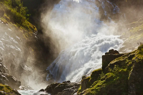 Obří kjosfossen waterfall v flam - Norsko — Stock fotografie