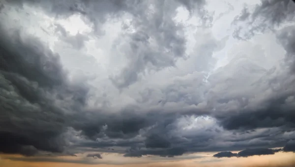 Langit gelap badai dengan istirahat cahaya di awan . — Stok Foto