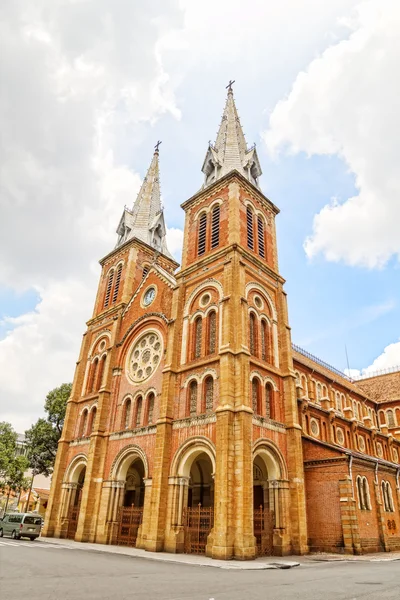 Basílica de Saigão Notre-Dame na cidade de Ho Chi Minh, Vietnã — Fotografia de Stock