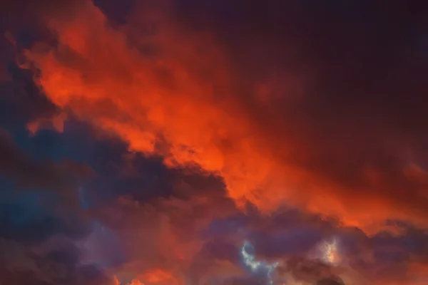 Donkere bewolkte dramatische hemel in zonsondergang. — Stockfoto