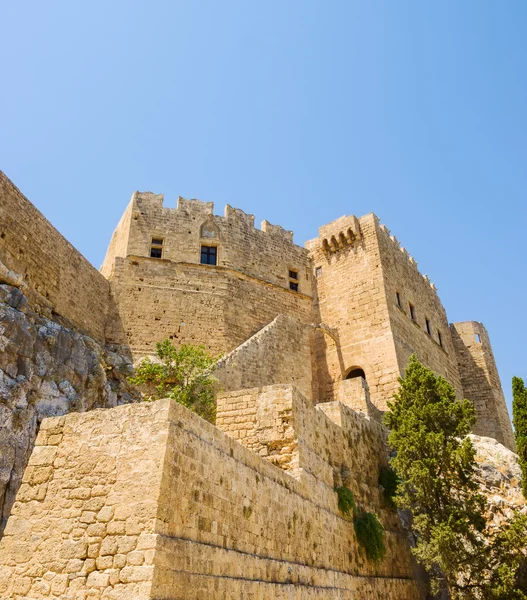 Oude Lindos stad stenen muren at Rhodes, Griekenland. — Stockfoto