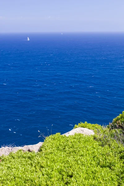 Vue sur la mer Méditerranée depuis l'île de Minorque, Espagne . — Photo