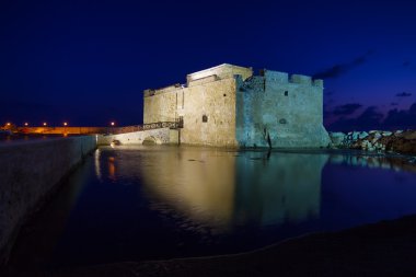 Işıklı Paphos Castle gece, Kıbrıs.