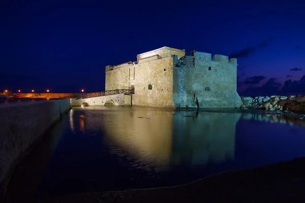 Belysta Paphos slott på natten, Cypern. — Stockfoto