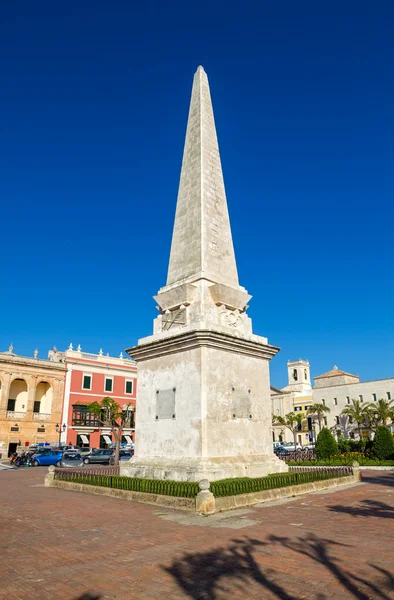 Placa des geboren vierkante obelisk op Cuitadella de Menorca, Spanje. — Stockfoto