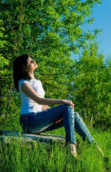 Mädchen sitzen auf dem Stein — Stockfoto