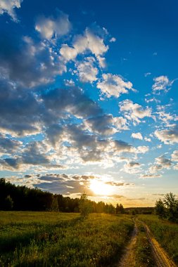 Köy yolunda. günbatımı