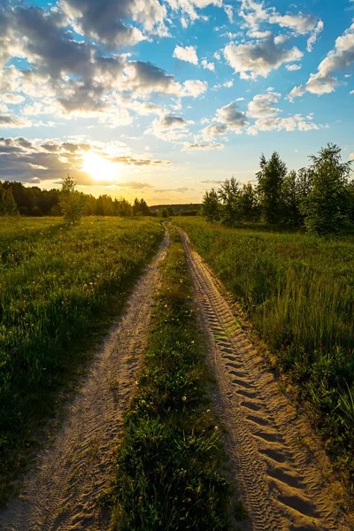 Landweg. zonsondergang — Stockfoto