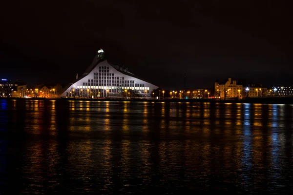 Riga 'daki Daugava nehrinin üzerindeki gece görüşü.