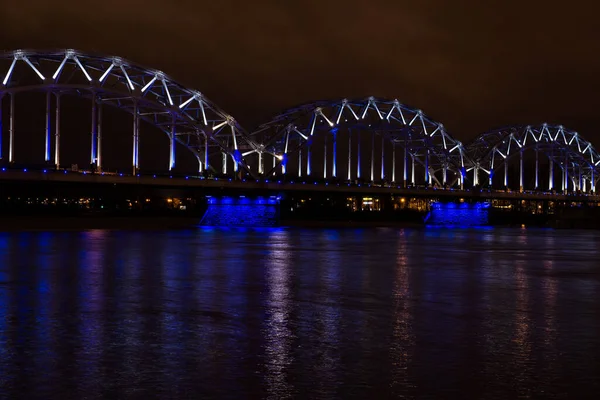 Riga, Letonya 'da gece vakti demiryolu köprüsü