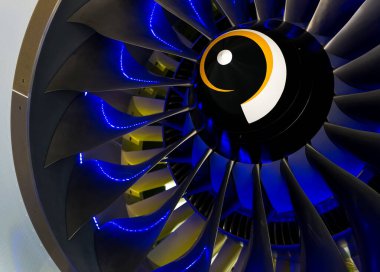 Uçağın turbo jet motoru yaklaşıyor.