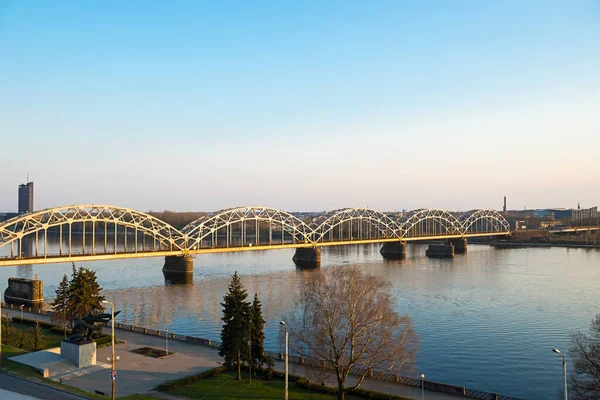 Vue imprenable sur la rivière Daugava, pont sur la rivière. — Photo