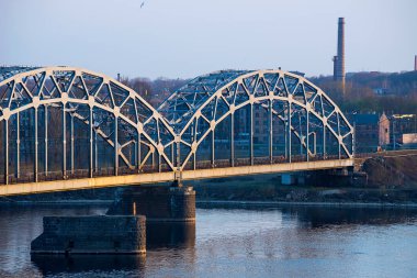 Daugava nehrinin muhteşem manzarası, nehrin üzerindeki köprü..