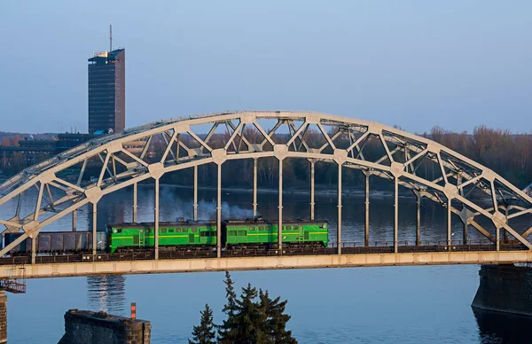 Train électrique passant le pont sur Daugava à Riga — Photo