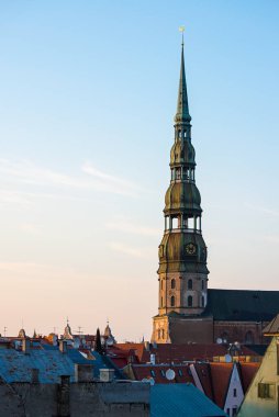 Riga 'nın sembolü, ortaçağ kilise kulesindeki eski saat çatılar arasında Avrupa mimarisi olan antik binalar.