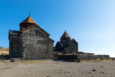 Güneşli bir günde Sevanavank kilisesinin manzarası. Ermenistan