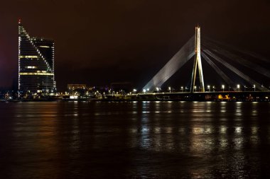Daugava nehri üzerindeki köprünün gece manzarası.