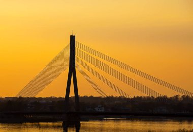Gece Daugava nehri üzerindeki yol köprüsü.