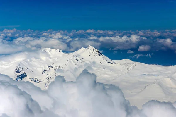 Вид через хмари на гірських вершинах. Фантастичний природний ландшафт. Використовувати для тла, тла або елемента дизайну в природній концепції — стокове фото