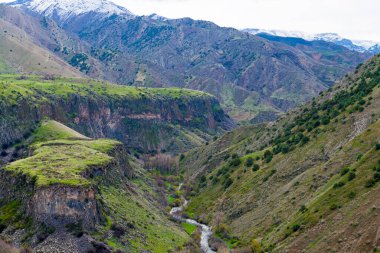 Garni Gorge, Kotayk bölgesi, Garni köyü yakınlarında. Beş yüksek, sıklıkla altıgen bazalt sütun tarafından temsil edilir..