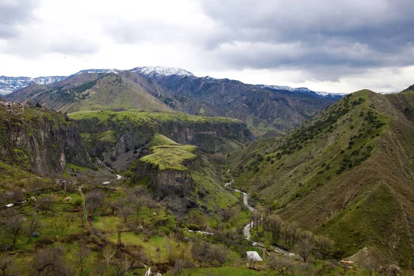 Gorge de Garni, région de Kotayk, près du village de Garni. Il est représenté par cinq hautes colonnes de basalte, souvent hexagonales. — Photo