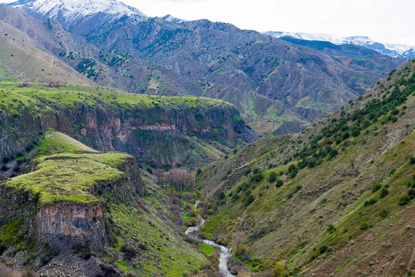 Garni Gorge, region Kotayk, poblíž vesnice Garni. Představuje pět vysokých, často šestihranných čedičových sloupů. Royalty Free Stock Fotografie