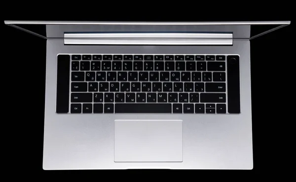 Laptop e tastiera argento su sfondo nero — Foto Stock