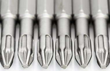 Vidalar için birkaç parça. Bir tornavida için değiştirilebilir şekil ve bit seçimi. Araçların makro görünümü.