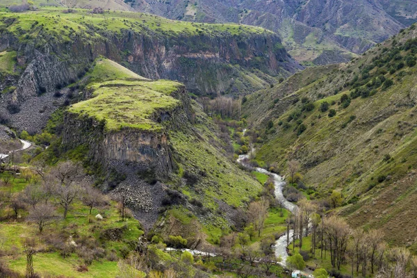 Gorge de Garni, région de Kotayk, près du village de Garni. Il est représenté par cinq hautes colonnes de basalte, souvent hexagonales. — Photo