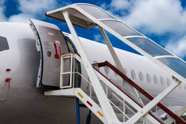 Uçak ve merdiven parçası hava boşluğunda.