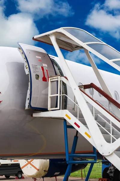 Fragmento del avión y escalera en el aeródromo —  Fotos de Stock