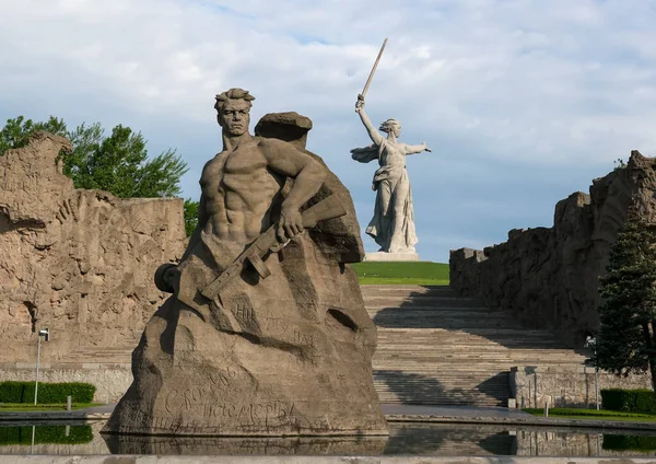 Der Gedenkkomplex auf dem Mamajew-Hügel und das Denkmal "Vaterland ruft" in Wolgograd — Stockfoto