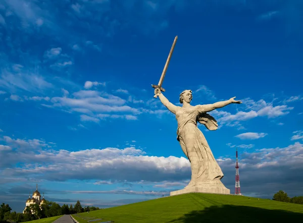 Complexo memorial na Colina Mamayev e o monumento Motherland chama em Volgograd Imagem De Stock