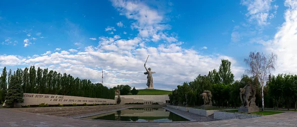 Complexo memorial na Colina Mamayev e o monumento Motherland chama em Volgograd — Fotografia de Stock