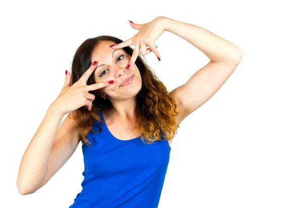 Jonge vrolijke vrouw op zoek door vingers — Stockfoto