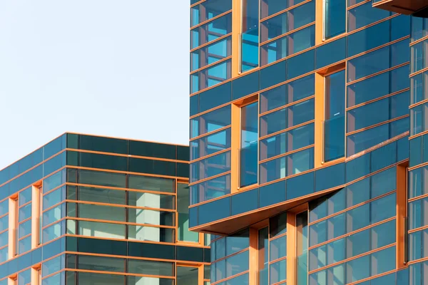 Moderna fachada espejo edificio en tono azul — Foto de Stock