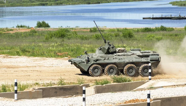 Gepantserde troepen-carrier — Stockfoto